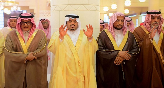 بالصور.. الأمير فيصل بن بندر يؤدي صلاة الميت على والدة
