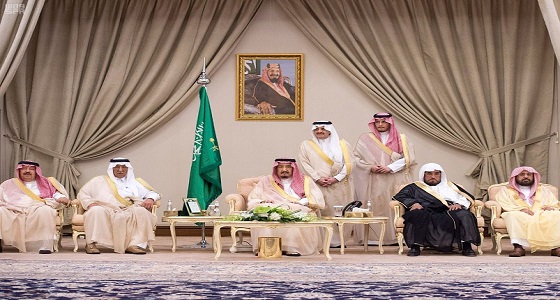 خادم الحرمين يستقبل أصحاب السمو الأمراء وجموعا من المواطنين بالشرقية