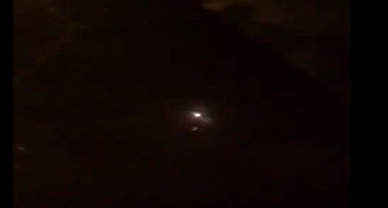بالفيديو.. قوات الدفاع تدمر صاروخًا باليستيًا فوق نجران