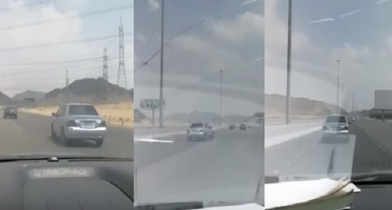 بالفيديو.. الأمن يطارد لص سرق مركبة على طريق &#8221; جدة – مكة &#8220;