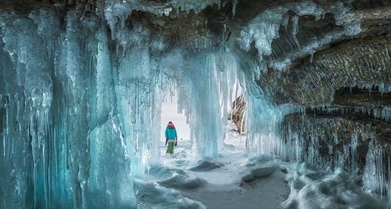 صور مذهلة لتكوينات جليدية تتلون بالكهوف