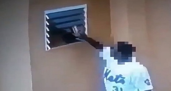 بالفيديو.. شاب يستلم قطعة ملابس داخلية لأسباب مجهولة