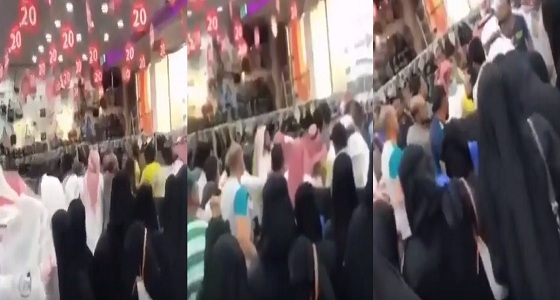 بالفيديو.. تدافع واشتباك بين الزبائن في افتتاح فرع لمول بتبوك
