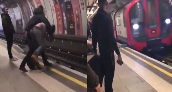 بالفيديو.. شخص يرمي صديقه تحت عجلات المترو