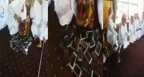 بالفيديو.. مسن يواجه انشغال أسرته بالهواتف بحيلة ذكية