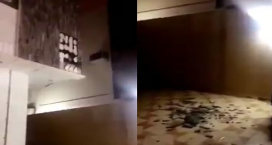 بالفيديو.. الرياح الشديدة تدمر واجهة منزل في الرياض