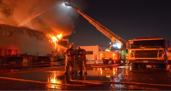 بالصور.. &#8221; مدني جدة &#8221; يخمد حريقًا اندلع بمستودع مواد غذائية