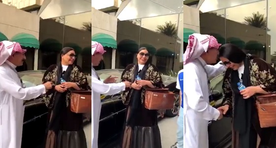 بالفيديو.. الإعلامي إبراهيم الفريان يقبّل رأس الفنانة احلام