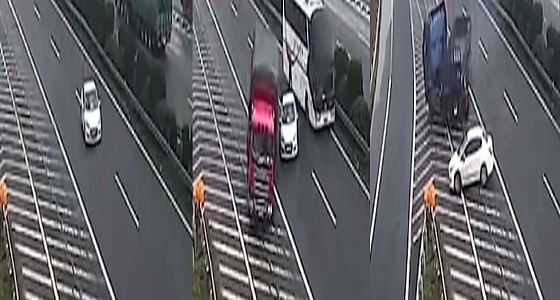 فيديو يبرز تهور سائق تسبب في حادثين مرورين