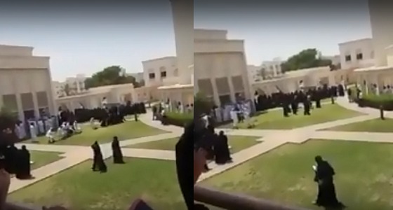 بالفيديو.. شبان وفتيات يلعبون شد الحبل داخل الحرم الجامعي
