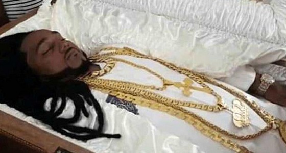 بالصور.. تشييع جثمان &#8221; مليونير &#8221; في جنازة ذهبية