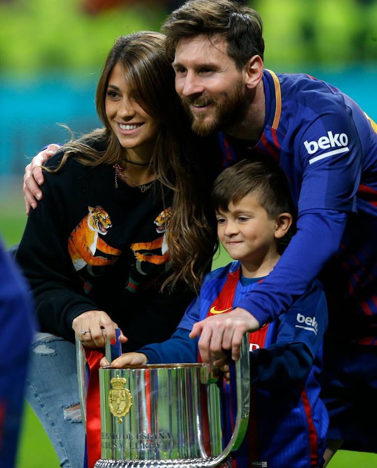 ميسي وعائلته خلال الاحتفال بكأس ملك إسبانيا