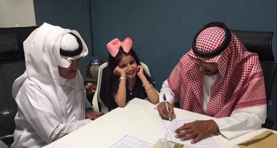 طفلة السوشيال &#8221; فرح التميمي &#8221; توقع عقد مع شركة لإدارة أعمالها