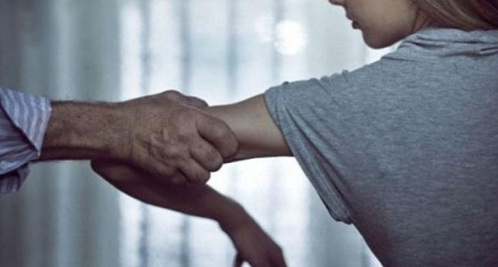 كاميرا مراقبة تفضح معلم عربي تحرش بطفلة داخل منزلها