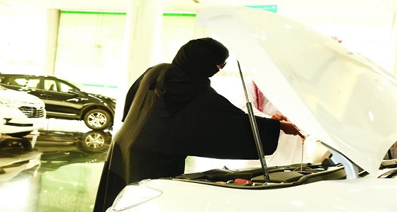 خبراء يدرسون فتح المجال لعمل المرأة في صيانة السيارات
