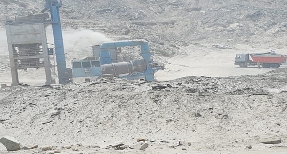 بالصور.. صاحب ” كسارة ” يتحدى الجهات المعنية بجدة.. والأهالي يناشدون