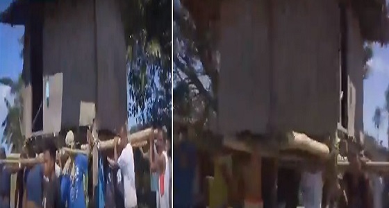 بالفيديو.. قرويون يحملون منزل فوق ظهورهم لنقله من مكان إلى آخر
