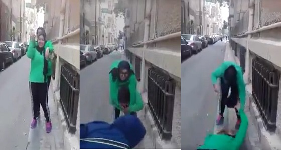 بالفيديو.. فتاة تسقط صديقتها بطريقة مروعة على الرصيف