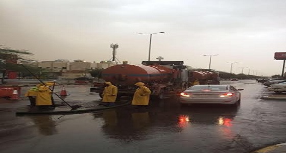 ” مدني الرياض ” يحذر من خطورة السباحة بمستنقعات الأمطار