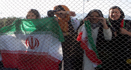 5 إيرانيات يتنكرن في الرجال ويحضرن مباراة بطهران