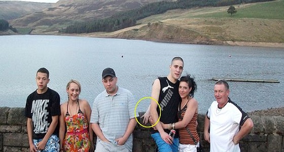 يد عفريت تخرب صورة عائلية أمام بحيرة