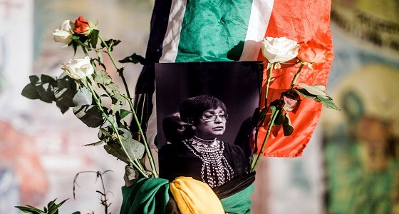 بالصور.. الحزن يجوب جنوب أفريقيا بعد وفاة زوجة الزعيم نيلسون مانديلا