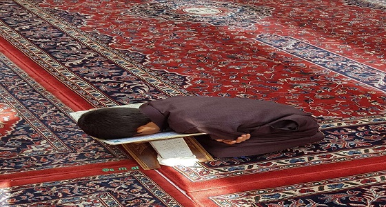 صورة مؤثرة لطفل نائم ووجهه على المصحف في المسجد النبوي