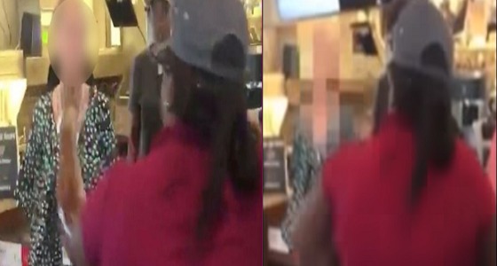 بالفيديو..عاملة مطعم تصفع زبونة على وجهها