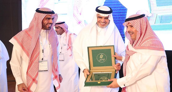 ” العيسى ” يكرّم مدير عام تعليم الرياض في الملتقى الثالث لخدمة تواصل الإلكترونية