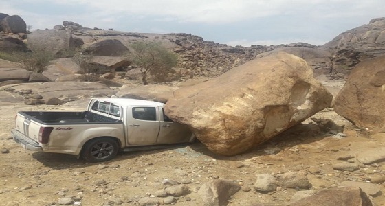 بالصور.. نجاة مواطن وعائلته بأعجوبة بعد سقوط صخرة على سيارته
