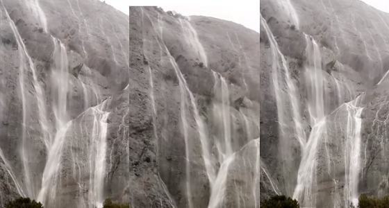 بالفيديو.. منظر مبهر لشلالات جبل ” منعا ” بعسير
