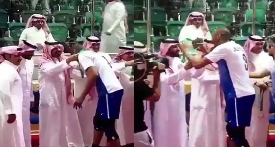 بالفيديو.. أحمد البخيت يهدي ميداليته الذهبية لسامي الجابر