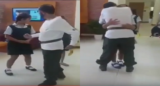 بالفيديو.. لقطة طريفة لحاكم دبي أثناء اصطحاب ابنته من المدرسة
