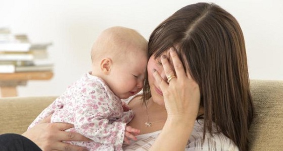 اكتئاب الأم يعرض طفلها لحوادث خطيرة