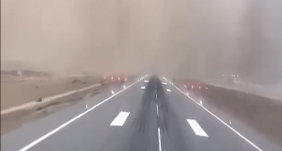 بالفيديو.. طائرة تهبط بمطار جازان قبل ثوان من وصول العاصفة الرملية