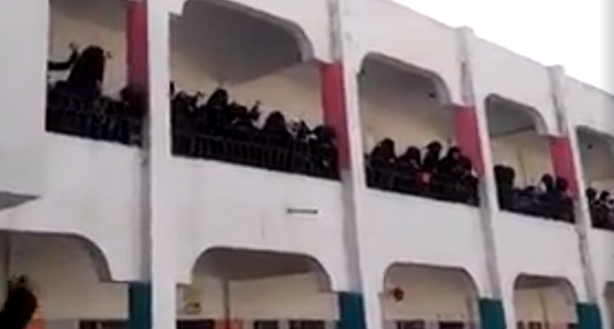 بالفيديو.. طالبات يمنيات ينتفضن أمام الحوثيين