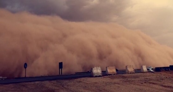 الأمطار تتساقط على الرياض بعد موجة الغبار.. وأمن الطرق يحذر