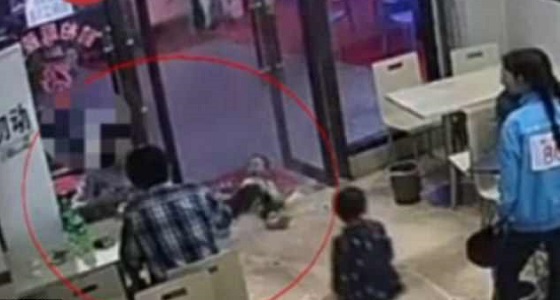بالفيديو.. سيدة حامل تسقط طفلا بطريقة مروعة
