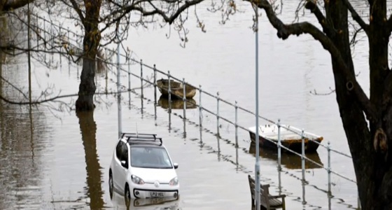 فيضانات عارمة تجتاح شوارع لندن وتعطل حركة المرور