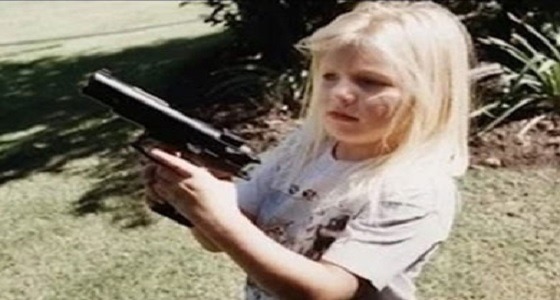 طفلة في الثالثة من عمرها تطلق النار على والدتها الحامل