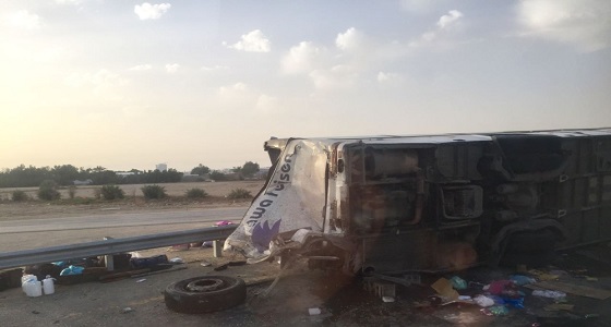 مصرع فتاة وإصابة 21 معتمر في حادث انقلاب حافلة بالأحساء