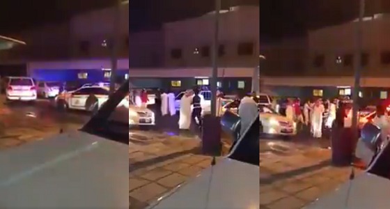 بالفيديو.. مستهترون يعتدون على رجال الأمن بالعصي في الكويت