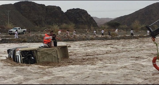 بالصور.. &#8221; مدني نجران &#8221; ينقذ مواطنًا علقت سيارته وسط السيول