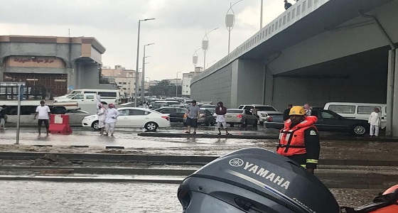 بالصور.. فقدان طفل واحتجاز 187 شخصًا في أمطار مكة
