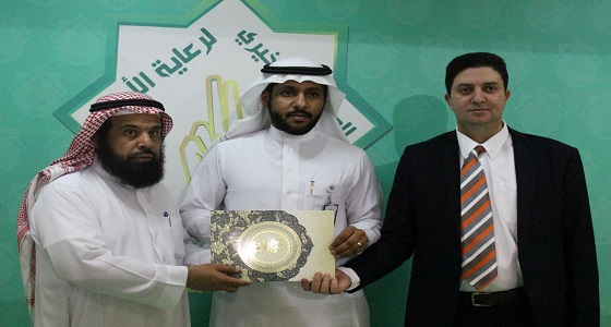 كليات عنيزة تفعل يوم اليتيم بالترفية