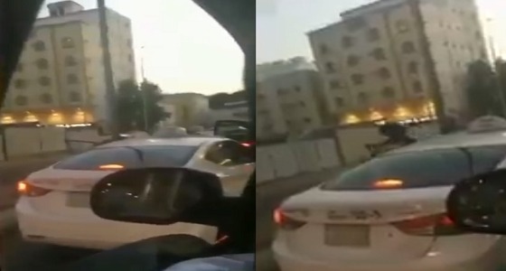 بالفيديو.. شاب يعتدي على سائق تاكسي بجدة