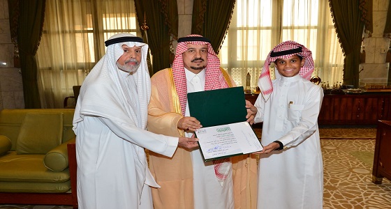 الأمير فيصل بن بندر يكرم الطالب الذي أنقذ زميله في مجمع تعليمي بالرياض