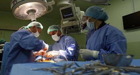 طبيب يجري جراحة بساق مريض بدلا من رأسه