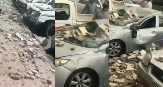 بالفيديو.. سقوط واجهة مبنى وتضرر السيارات جراء العاصفة بالرياض