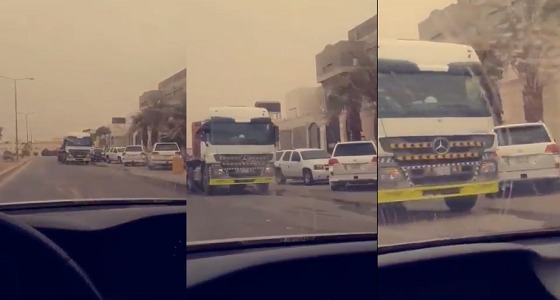 بالفيديو.. سائق شاحنة يسير عكس الاتجاه في أحد أحياء الرياض